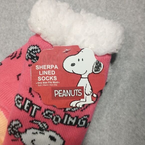 Peanuts Snoopy Get Going Snoopy Pink + Sherpa Lined Slipper Socks Sz 9-11 - Picture 1 of 7